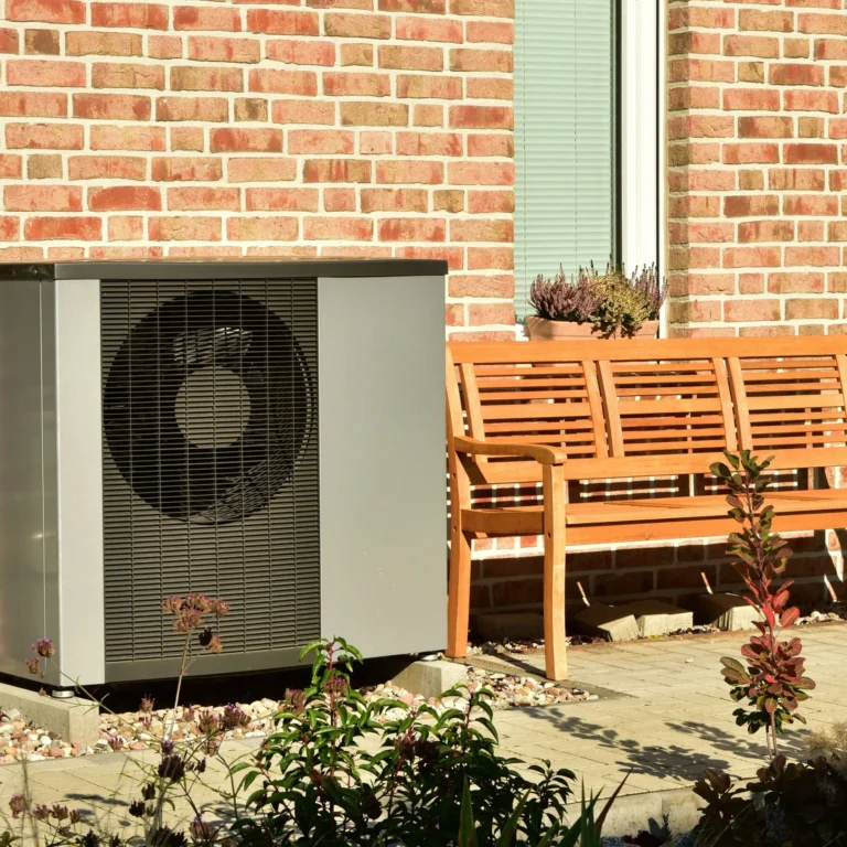 waermepumpe_vor_einem_haus_in_der_sonne_AS_465105883_1_1_3417x3417_525ef1f518