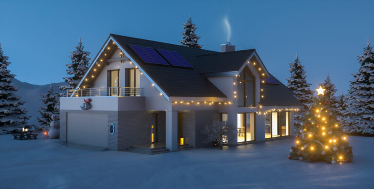 Weihnachtlich geschmücktes Einfamilienhaus mit Weihnachtsbaum und Schneemann