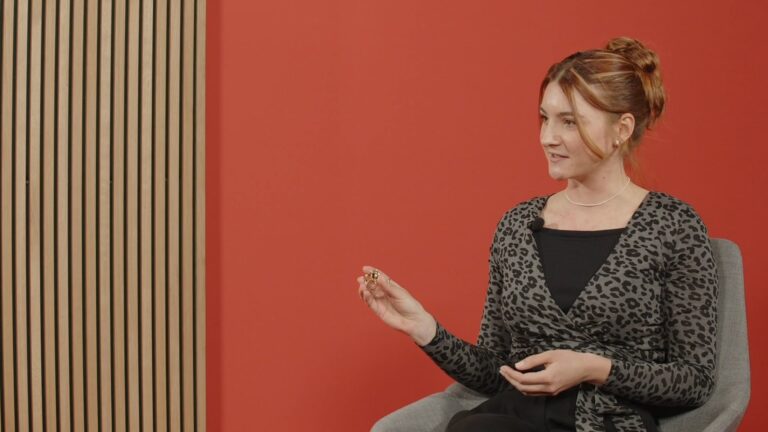 Melody Sitta von die Goldmacherei pärsentiert ihren liebsten Goldring.